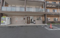 住宅街の角に建つ介護施設