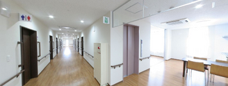 介護施設内の廊下と部屋の扉