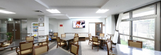 広々明るい介護施設の食堂エリア