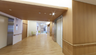施設内の広々とした廊下