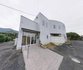 介護施設の外観と周囲の風景