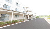 広々とした介護施設の外観