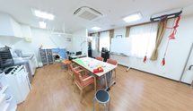 広くて明るい介護施設の活動室