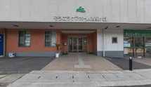 ケア施設の正面入り口と周辺環境