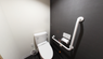 手すり設置のトイレ内部