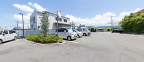 介護施設の入口と外観