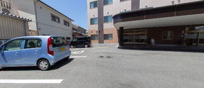 明るい介護施設の外観