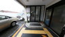 介護施設のエントランスと駐車場