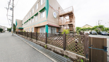 清潔な介護施設の外観と環境