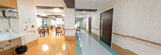 介護施設内の廊下と作業スペース