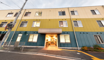 介護施設前の静かな通り