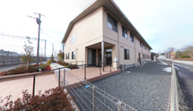 介護施設の門と建物外観