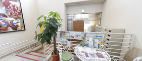 清潔で広々とした受付エリア