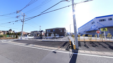 明るい施設周辺の風景