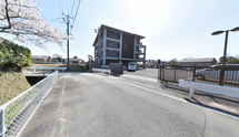 広々とした敷地の介護施設外観