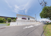 外観のある介護施設と自然