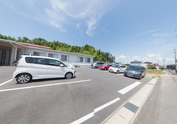 介護施設の外観と駐車場