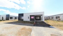 介護施設の外観と駐車場
