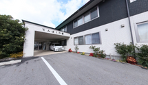 介護施設の外観と駐車場