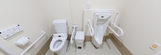 施設の手すり付きトイレ空間
