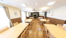 明るい介護施設の共用ダイニング