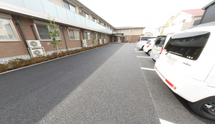 介護施設の外観と駐車場