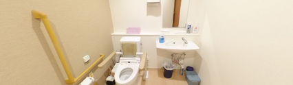 バリアフリー設計のトイレ内観