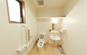 施設内のトイレと手すり設備