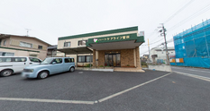 介護施設のエントランスと街角
