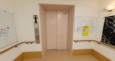 老人ホームの廊下と設備