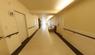 施設内の広々とした通路