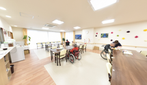 快適で開放的な介護施設内部