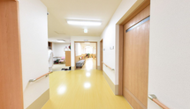 介護施設の通路と部屋の入口