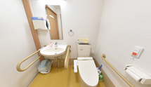 バリアフリー対応のトイレ内部
