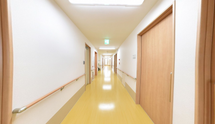 ゆとりのある施設内通路