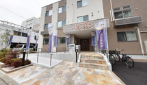 介護施設入口と接道風景
