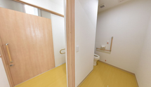 明るく清潔感ある介護施設の部屋