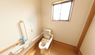施設内の清潔なトイレです