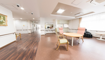 ゆとりのある居間と廊下の景観