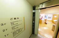 介護施設の受付とフロア案内