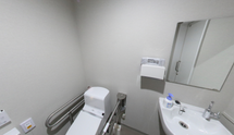 ケア施設の清潔なトイレ設備