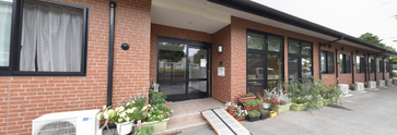 明るい介護施設とその駐車場