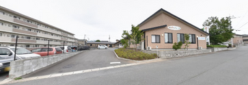 介護施設外観と近隣風景