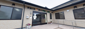 清潔感ある介護施設の全景