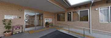 介護施設の入口と通路