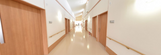 清潔感あふれる施設の内廊下