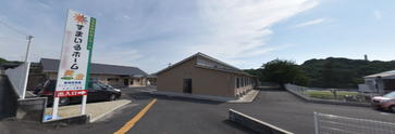 住宅街にある施設の景色