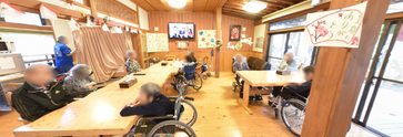温かい雰囲気の介護施設内部