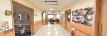 介護施設の廊下と部屋の入口