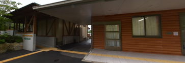 介護施設の正面と駐車場